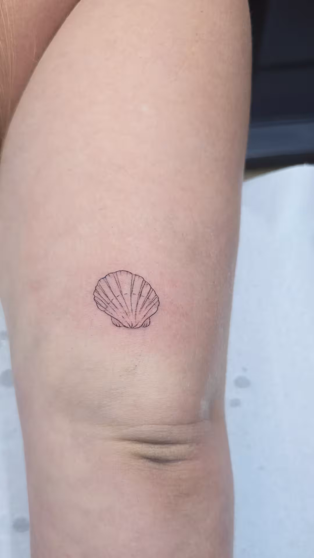 Fineline style τατουάζ στον βραχίονα με καθαρές γραμμές