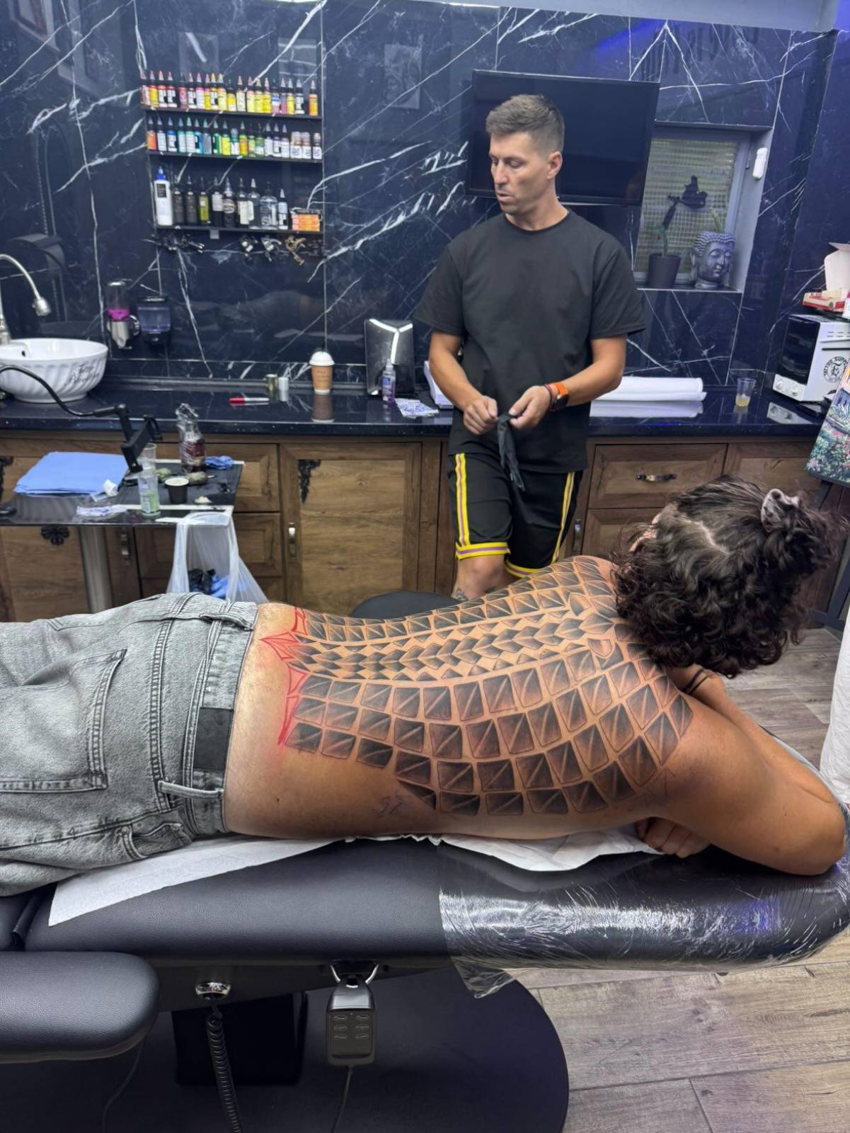 Black & Grey γεωμετρικό tribal τατουάζ στην πλάτη